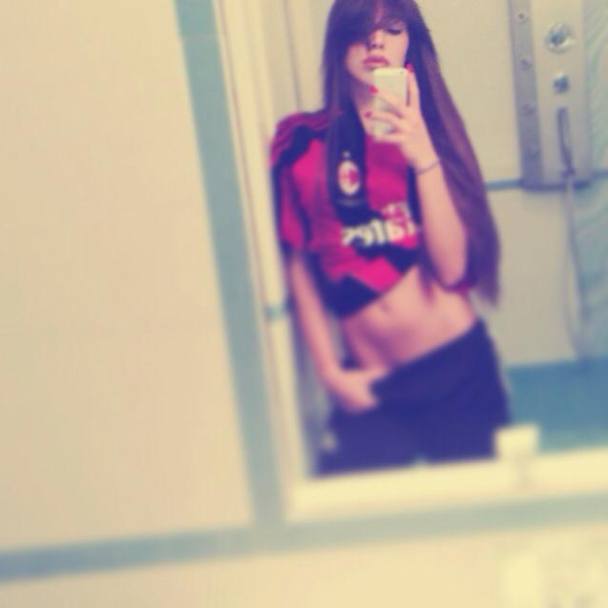 Marianna con la maglia del Milan. Facebook